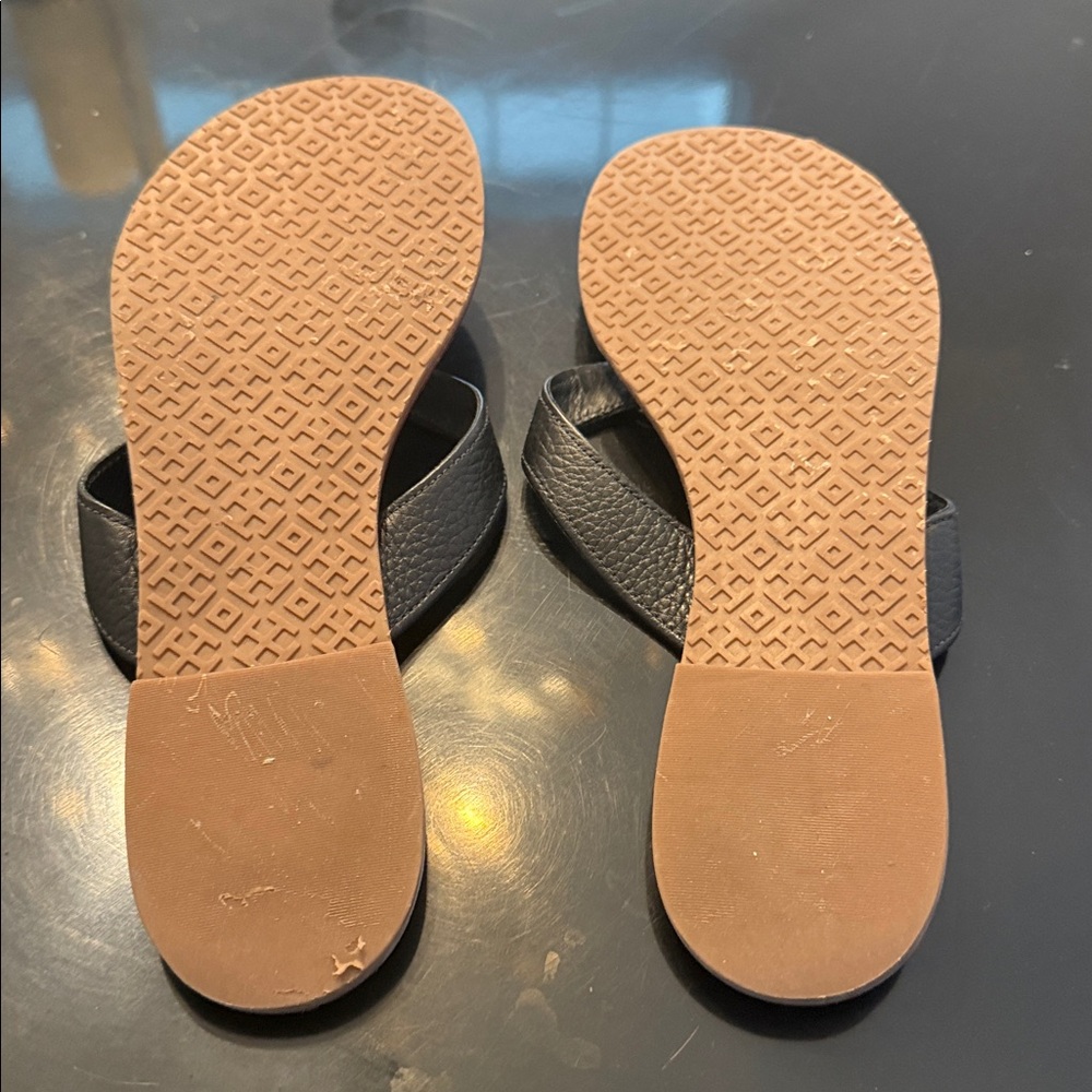 Tory Burch Black Leather Thong Sandals with Terracotta Footbed and Gold Logo - Picture 7 of 8